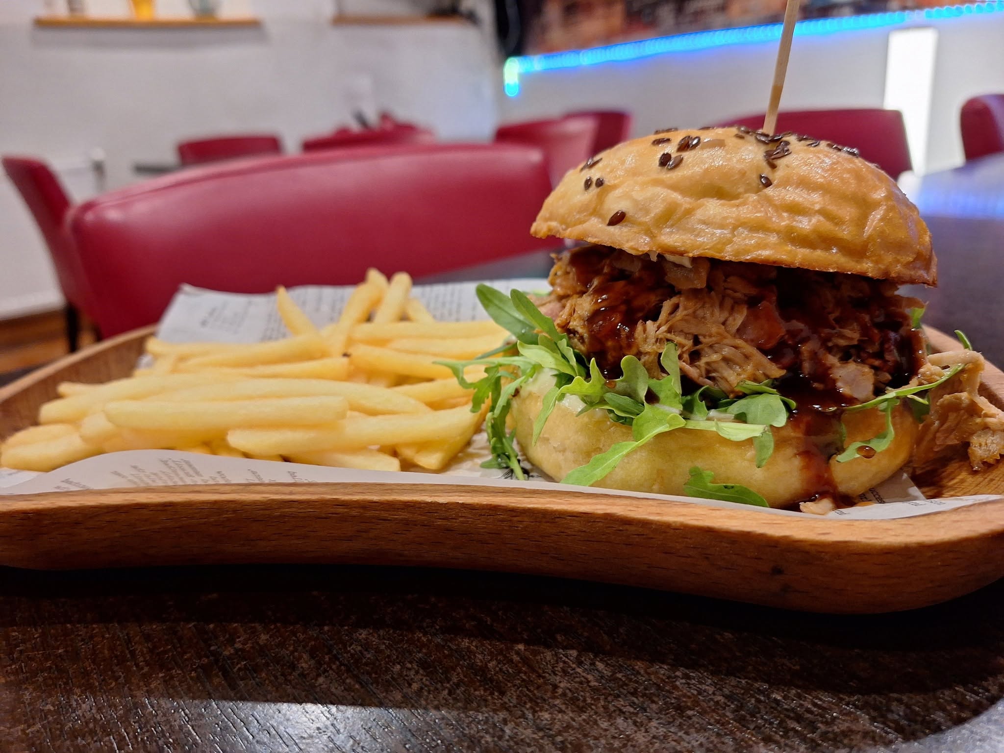 Pulled pork burger s hranolkami