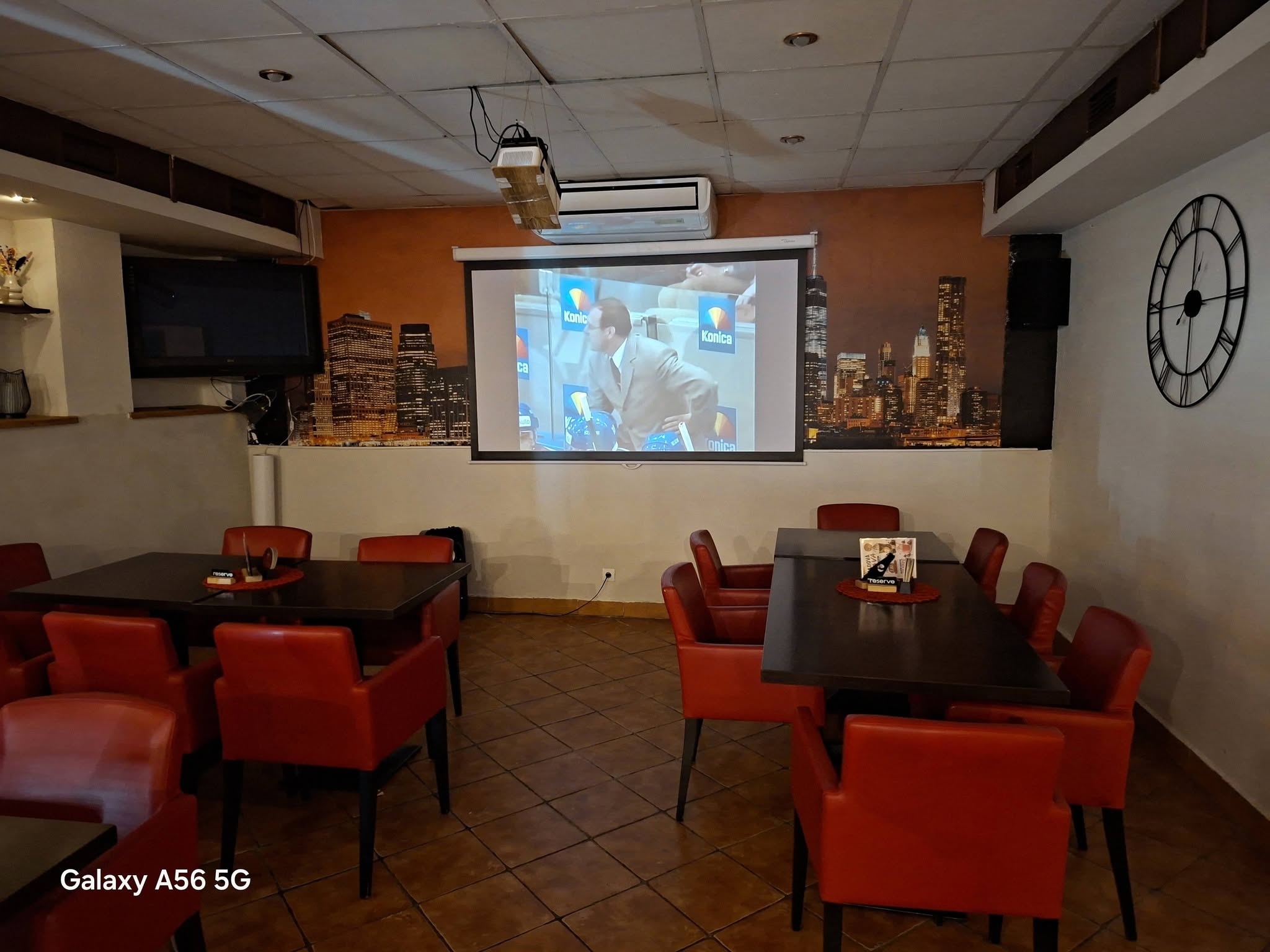 Spoločenská miestnosť Broadway Bowling s projektorom